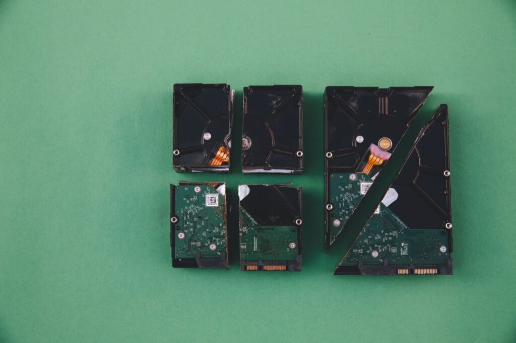 Porównanie dysku SSD i HDD do komputera firmowego